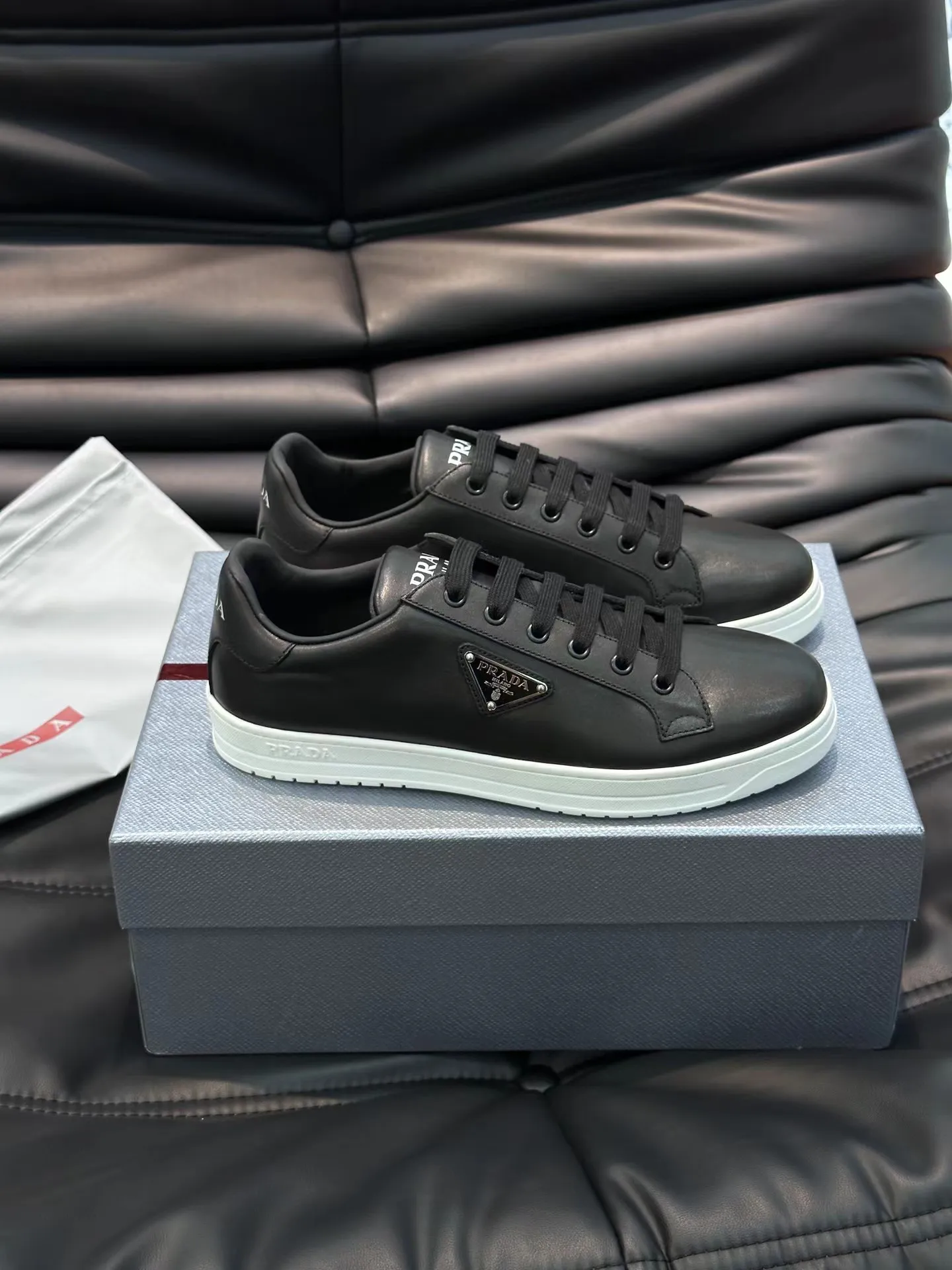 P380 Yuan 38-45 Prada Prada’s new men’s leather sports shoes, the highest version on the market, any comparison is welcome🆚! The original leather has excellent texture and is super high-end! Fetal sheep net lining imported from Italy, removable pad! Luxurious materials and fine workmanship, highly recommended!